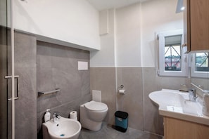 Dusche, Haartrockner, Handtücher