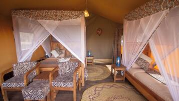 Deluxe Tent, Garden View | Peti besi dalam bilik