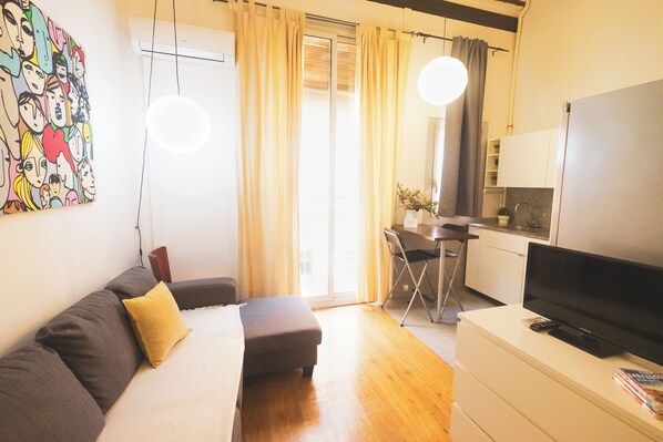 Living area - Studio in Gracia with balcony (Barcelona)