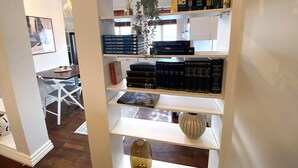 Ein Bücherregal mit verschiedenen Büchern und Dekorationsobjekten.