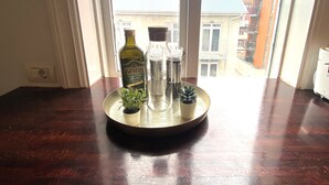 Ein Tisch mit einer Flasche, einem Glas und einer kleinen Pflanze auf einer Ablagefläche.