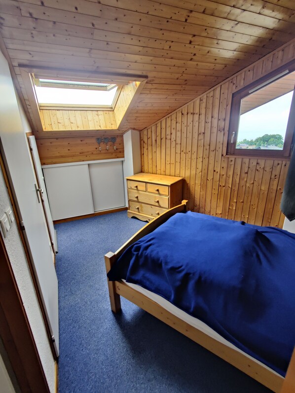 2 bedrooms, iron/ironing board, WiFi