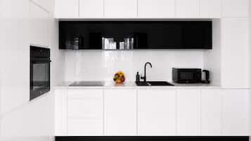 Apartamento clásico, vistas al patio | Cocina privada | Frigorífico, microondas, horno y placa de cocina
