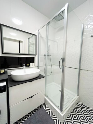 Classic Apartment, Courtyard View | Bathroom | Shower, hair dryer, towels, soap - Lumina 3-room apart on Drewnowska (Lódz)