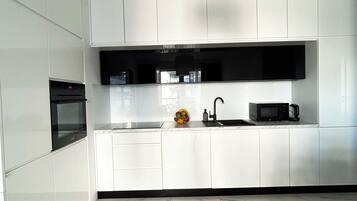 Appartement Classique, vue cour intérieure | Cuisine privée | Bouilloire électrique