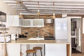 Fridge, microwave, oven, coffee/tea maker - Géranimus 194 Montorgeuil (Paris)