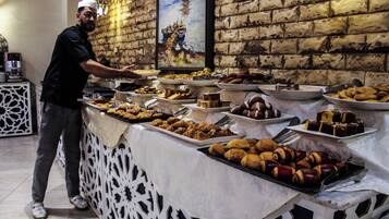 فطور أوروبي مجانًا يوميًا