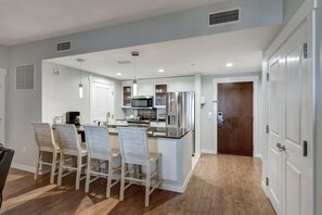 冷蔵庫、電子レンジ、オーブン、コンロ