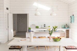 Superior Villa | Private kitchen | Fridge, microwave, oven, stovetop - Three Mile Beach (Hayle)