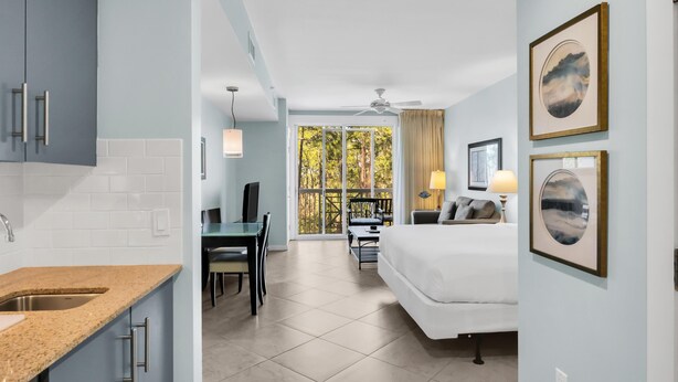 Ein modernes Hotelzimmer mit einem Bett, einem Schreibtisch und einem Essbereich.