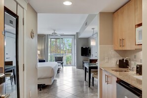 Réfrigérateur, four à micro-ondes, un four, surface de cuisson