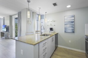 冷蔵庫、電子レンジ、オーブン、コンロ