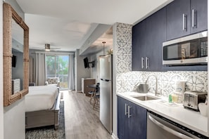 ثلاجة، ميكروويف، فرن، موقد طهي مسطح