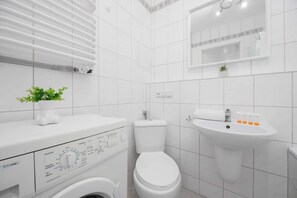Dusche, Haartrockner, Handtücher, Shampoo