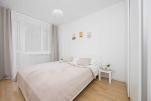 2 habitaciones, escritorio y tabla de planchar con plancha