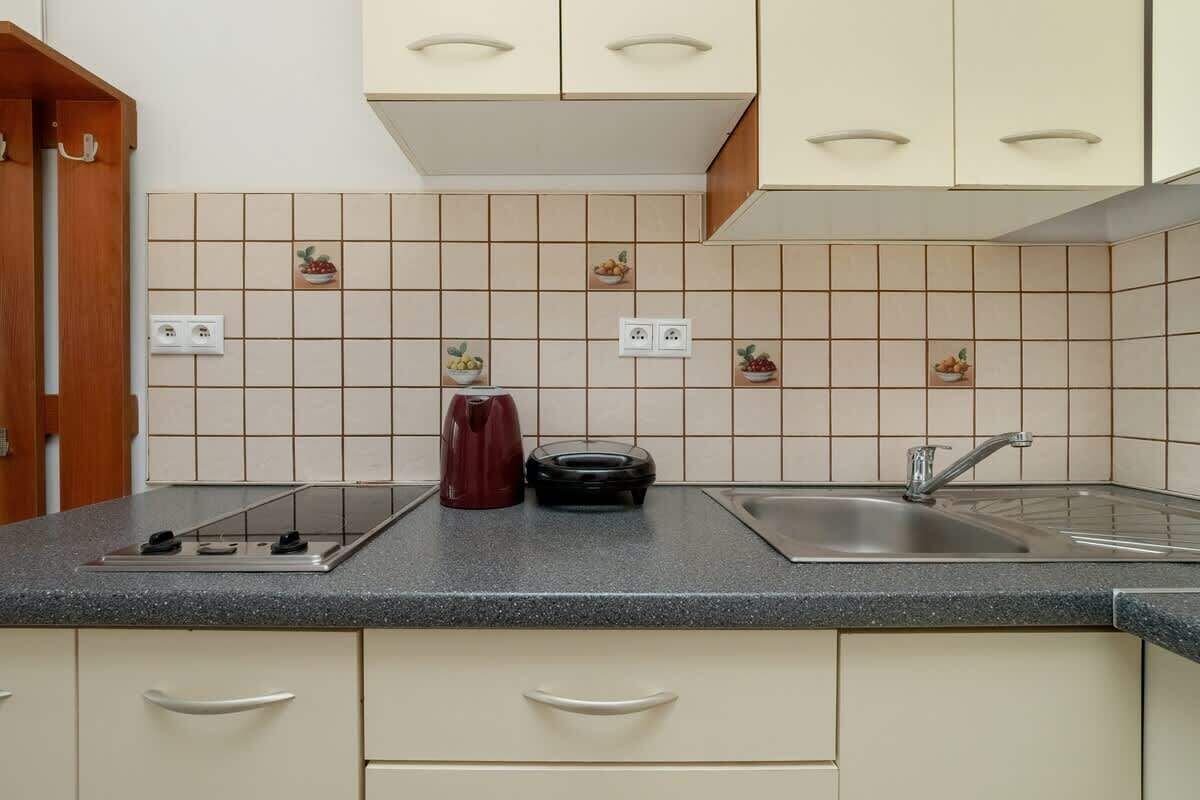 Kylskåp, mikrovågsugn, spishäll och grytor/köksredskap