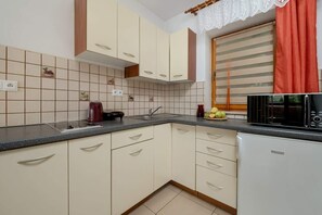 Refrigerador, microondas, parrilla de estufa y utensilios de cocina