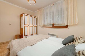 2 habitaciones, tabla de planchar con plancha, cuna de viaje y wifi