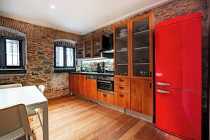 Réfrigérateur, four à micro-ondes, un four, lave-vaisselle