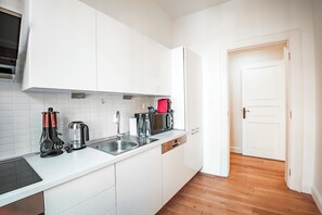 Fridge, microwave, stovetop, dishwasher