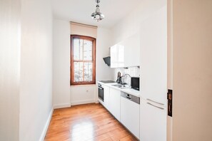 Kühlschrank, Mikrowelle, Herdplatte, Geschirrspüler