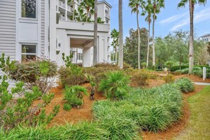 Property grounds - Corner 2BR Lock-Off w/ Walk-Out Patio – Steps to Pool & Wharf (Miramar Beach)