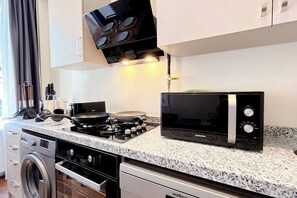 Kühlschrank, Mikrowelle, Ofen, Herdplatte