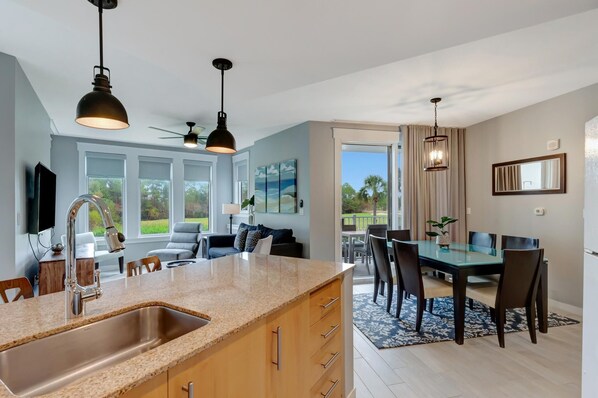 冷蔵庫、電子レンジ、オーブン、コンロ