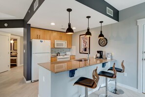 冷蔵庫、電子レンジ、オーブン、コンロ