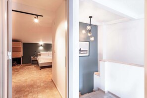 1 dormitorio, escritorio, tabla de planchar con plancha y cuna de viaje
