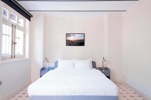 1 camera, una scrivania, ferro/asse da stiro, culla da viaggio