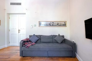 Una televisión, un reproductor estéreo