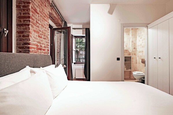 1 chambre, bureau, fer et planche à repasser, lit parapluie