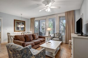 TV, fireplace - Village of Baytowne Wharf 2-Bedroom Retreat - 3 Beds and 2 Full Bathrooms with Amazing Charm at Sandestin at Sandestin Golf and Beach Resort! (Miramar Beach)
