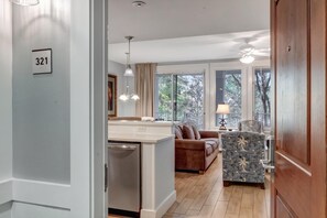 Interior - Village of Baytowne Wharf 2-Bedroom Retreat - 3 Beds and 2 Full Bathrooms with Amazing Charm at Sandestin at Sandestin Golf and Beach Resort! (Miramar Beach)