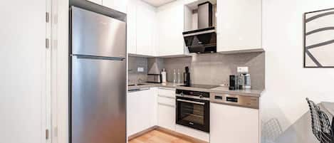 Refrigerador, microondas, horno y parrilla de estufa