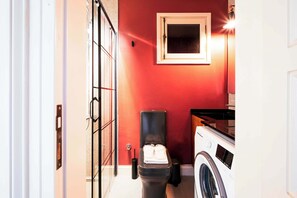 Dusj, hårføner og håndklær