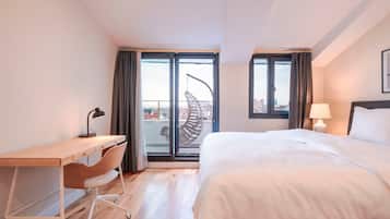 4 bedrooms, desk, iron/ironing board, travel crib