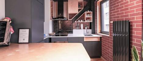 Fridge, microwave, stovetop, dishwasher