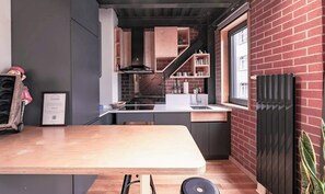 Kjøleskap, mikrobølgeovn, kokeplater og oppvaskmaskin