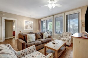 TV - Chic Pilot House 2-Bedroom Haven - Stylish Retreat in the Village of Baytowne Wharf at Sandestin Golf and Beach Resort! (Miramar Beach)