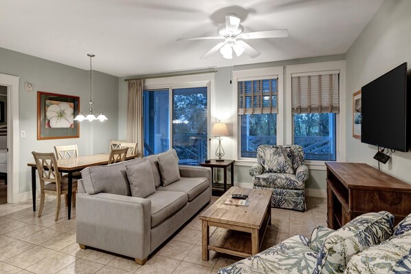 TV - Pilot House 3-Bedroom Retreat: Spectacular Balcony Overlooking Baytowne Wharf's Events Plaza at Sandestin Golf and Beach Resort! (Miramar Beach)