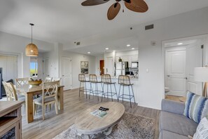 TV - Renovated 2BR Luau Combo w/ Balcony & Views (Miramar Beach)