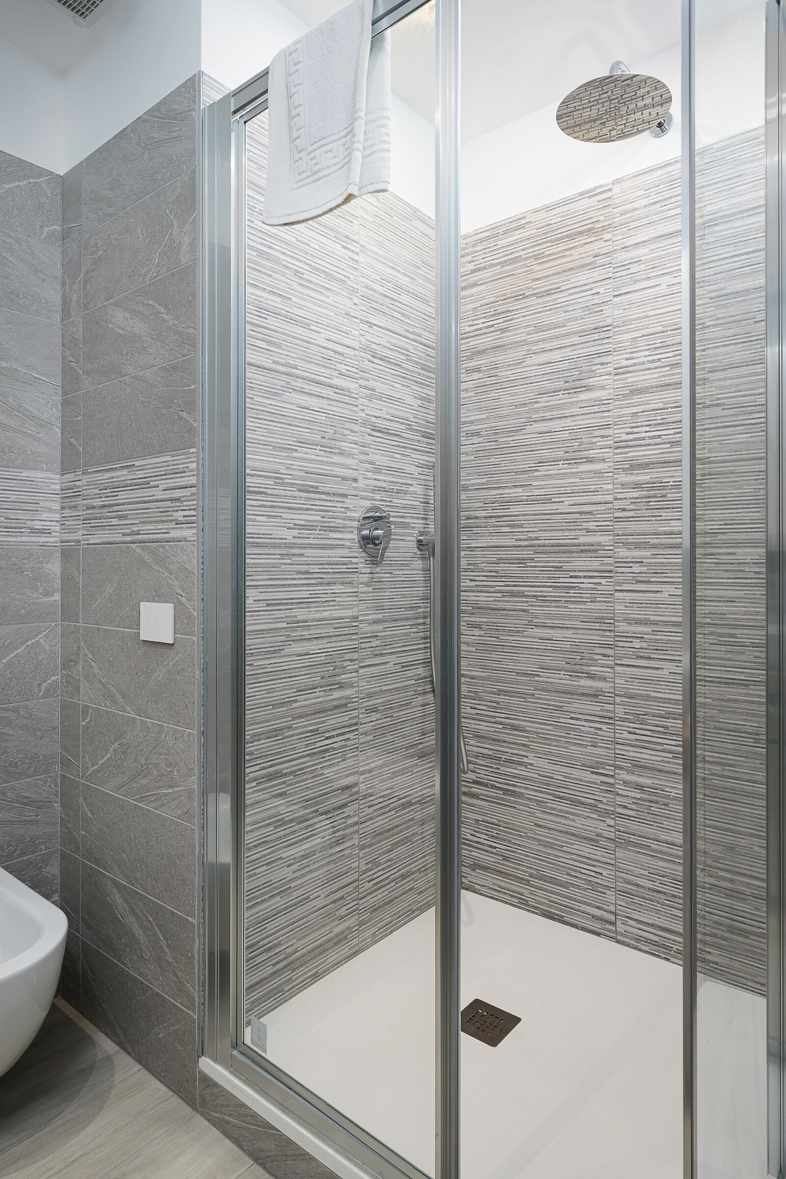 Haartrockner, Bidet, Handtücher, Seife