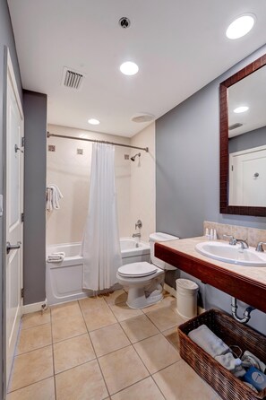 Sèche-cheveux, serviettes fournies