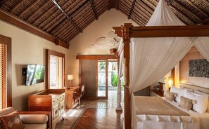 8 bedrooms, desk, iron/ironing board, travel cot