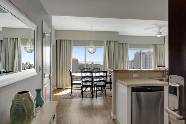 Kylskåp, mikrovågsugn, ugn och spishäll