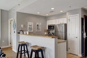 Kylskåp, mikrovågsugn, ugn och spishäll