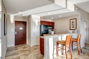 Køleskab, mikrobølgeovn, ovn, kogeplade