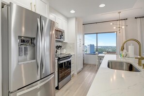 Refrigerador, microondas, horno, placa de cocina